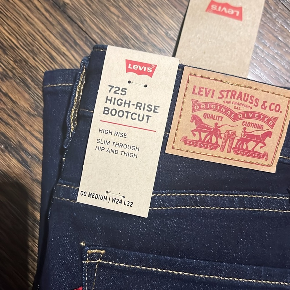 725 High Rise Boot Cut Levi’s - Picture 3 of 3
